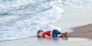 Der 3jährige Junge aus der syrisch-kurdischen Stadt Kobane wurde Anfang September tot am Strand des türkischen Badeortes Bodrum gefunden. (Foto: DHA: Bild leicht verpixelt)